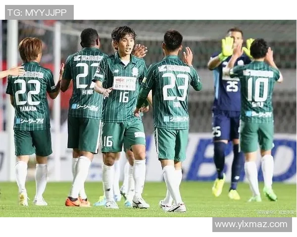 大宫松鼠与冈山绿雉的激烈对决展现足球魅力与团队精神 大宫松鼠与冈山绿雉的激烈对决展现足球魅力与团队精神